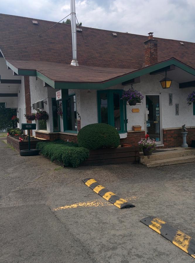 Motel Les Pins Granby Dış mekan fotoğraf