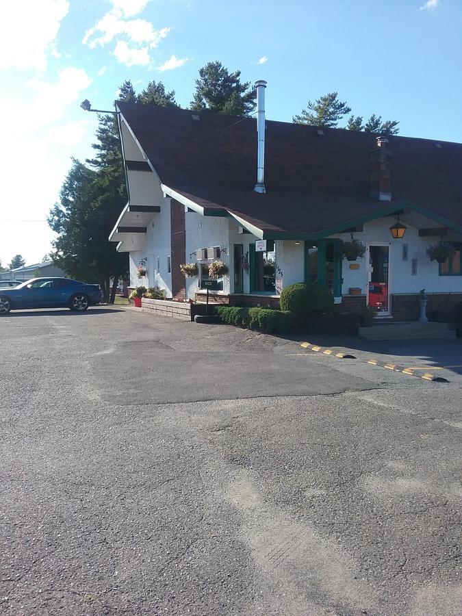 Motel Les Pins Granby Dış mekan fotoğraf